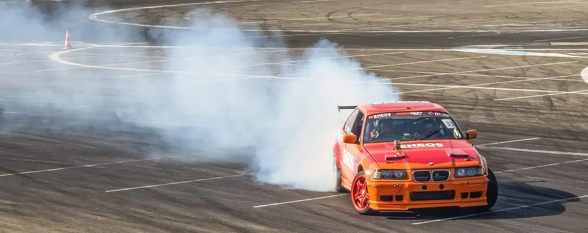 What Is Clutch Kick and How Does It Work? Drift Techniques Explained